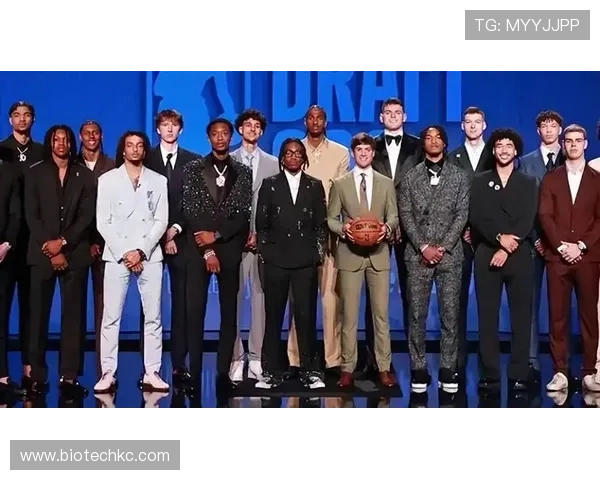 76人队重召乔奈布鲁姆与麦凯恩麦凯恩发展联盟表现出色斩获25分